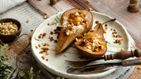 Запеченные груши: 3 рецепта с медом, орехами и сыром