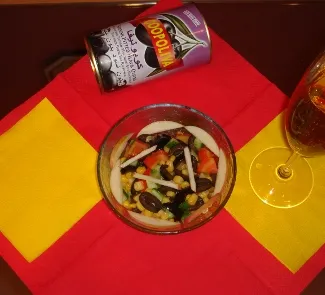 Испанский салат с маслинами и кукурузой