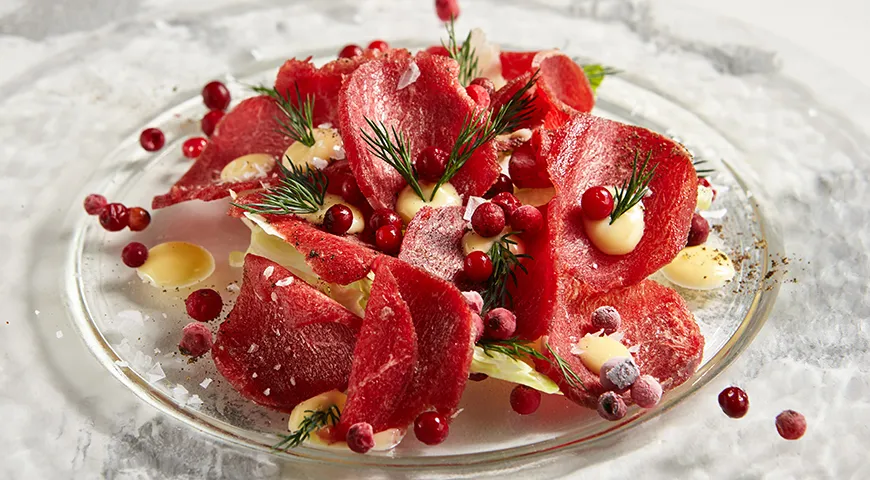 Для антуража строганину можно подать с мороженой клюквой или морошкой