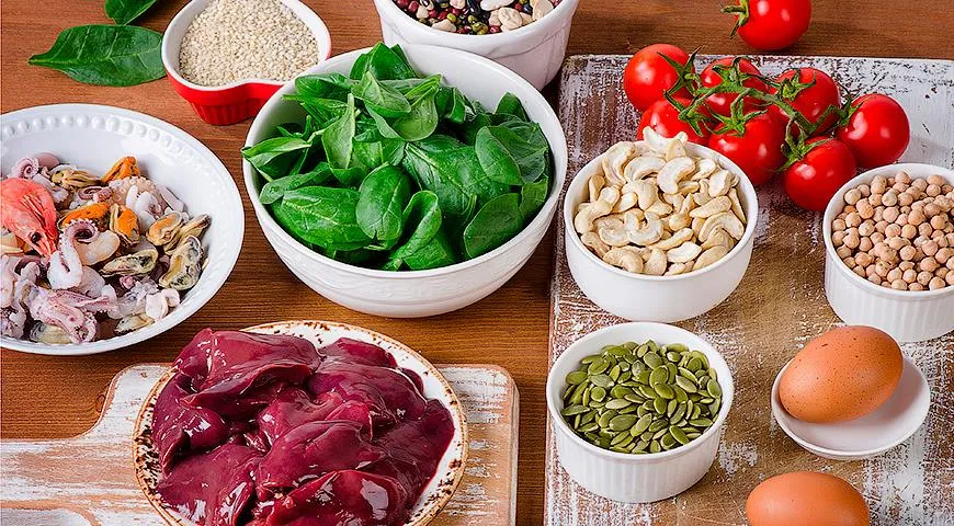 Витамин D содержат мясо, рыба, печень, морепродукты, молоко, сыр, яйца, овощи, фрукты, ягоды, зелень и орехи