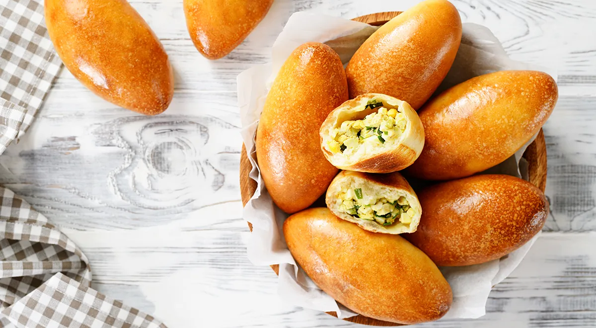 Пирожки с луком и яйцом на кефире в духовке