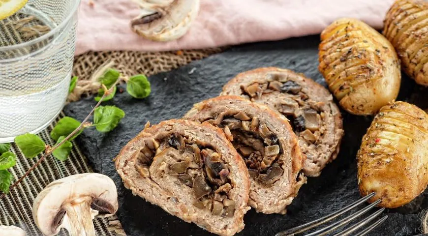 Мясной рулет с грибами и луком
