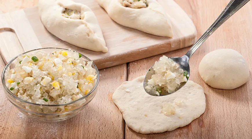 Для приготовления пирогов и расстегаев визигу традиционно смешивают с вареным рисом, рублеными яйцами и жареным луком