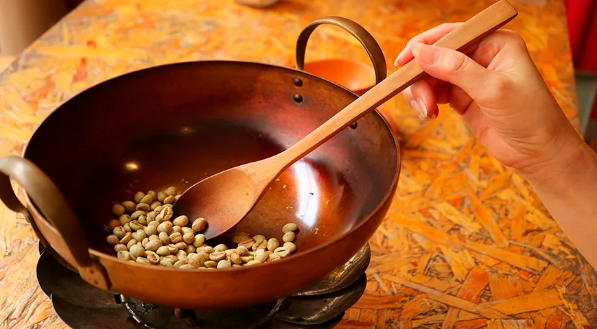 Чтобы зерна не подгорели, их необходимо постоянно перемешивать