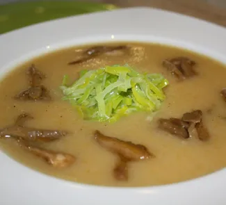 Крем-суп из батата с грибами и луком-пореем