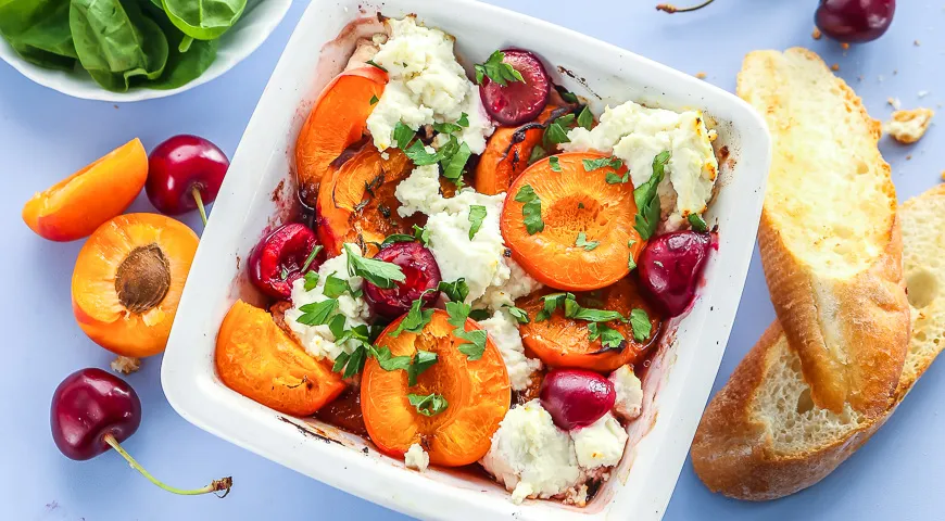 Печеные абрикосы и вишни с рикоттой