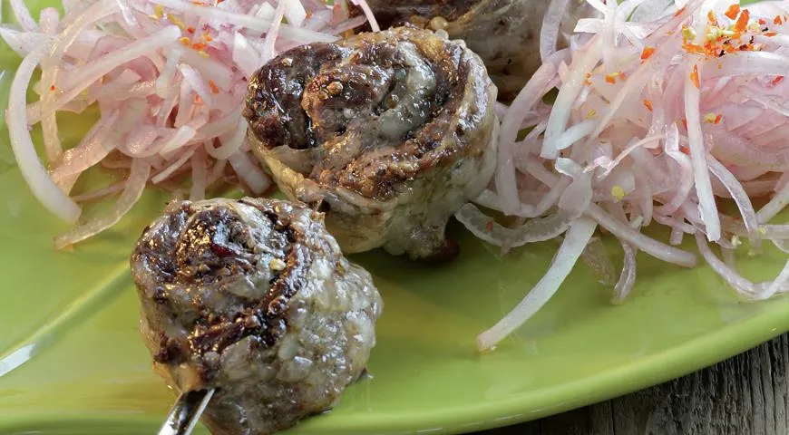 Рецепт шашлыка-рулета из говядины и бараньего сальника