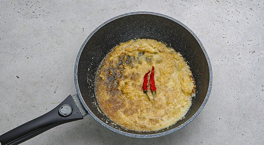 Салат из креветок с помело и острой заправкой