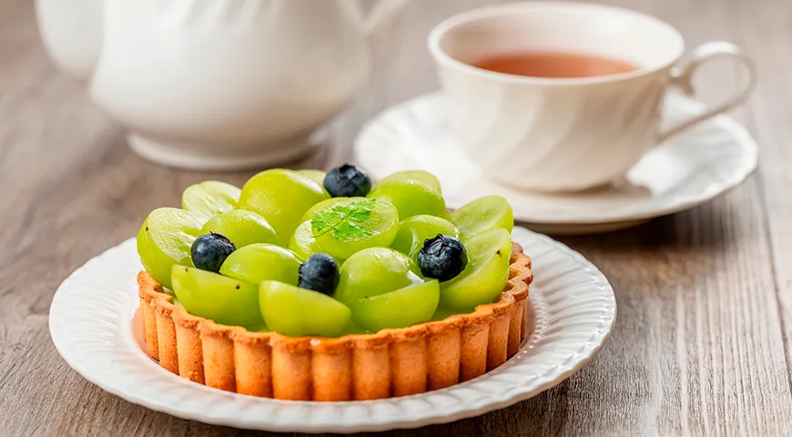 Песочная тарталетка с виноградом Шайн Мускат