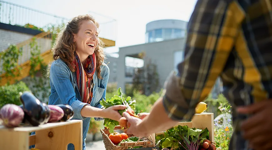 Покупка местных овощей и фруктов сокращает упаковку и транспортировку продуктов, а значит, уменьшает углеродный след