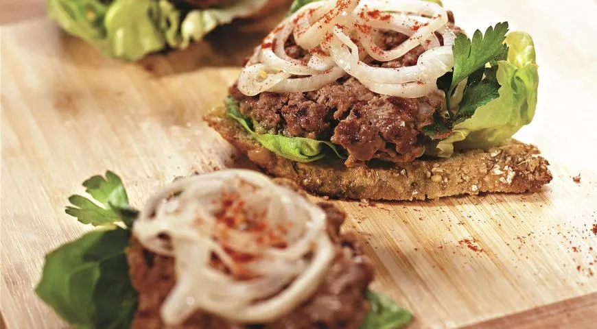 Бургеры из телятины с луком