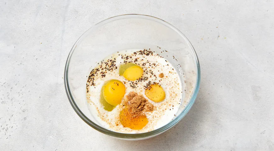 Брокколи с яйцом и сыром на сковороде