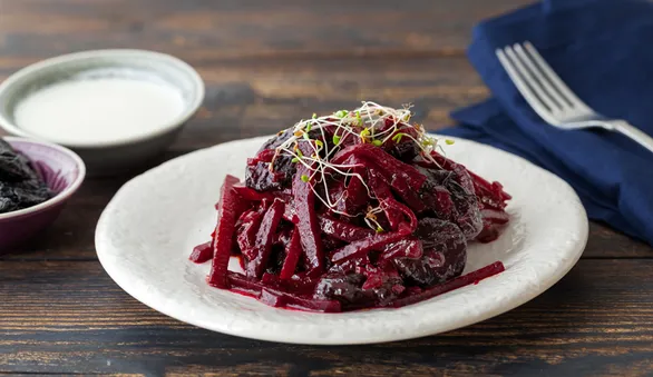 Свекла, тушеная с черносливом