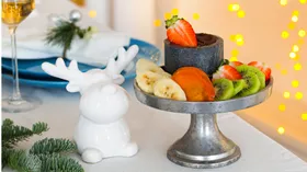 Самый простой новогодний десерт: свежие фрукты с шоколадным соусом