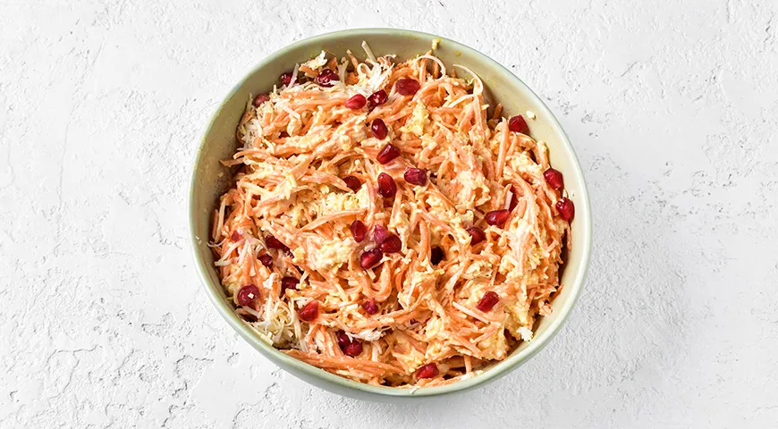 Салат из свежей моркови с колбасным сыром и чесноком
