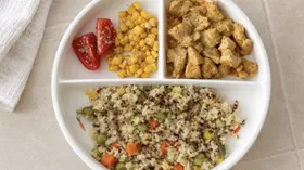 Булгур с киноа и овощами и нежная курочка в сметане