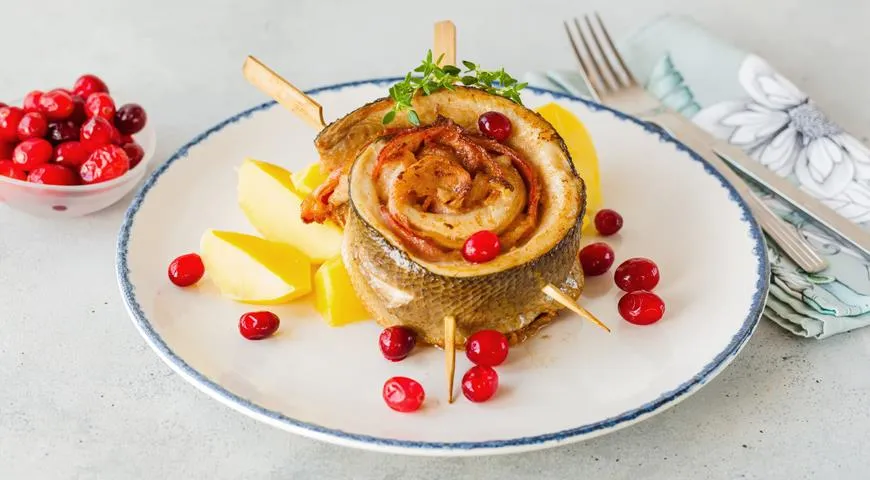 Рецепт запеченного муксуна, фаршированного беконом и креветками