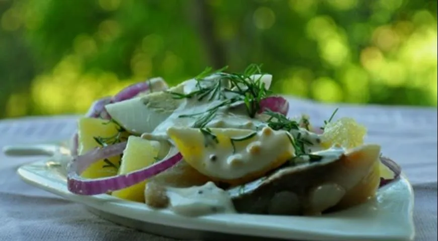 Картофельный салат с сельдью, яйцом и йогуртово-горчичной заправкой