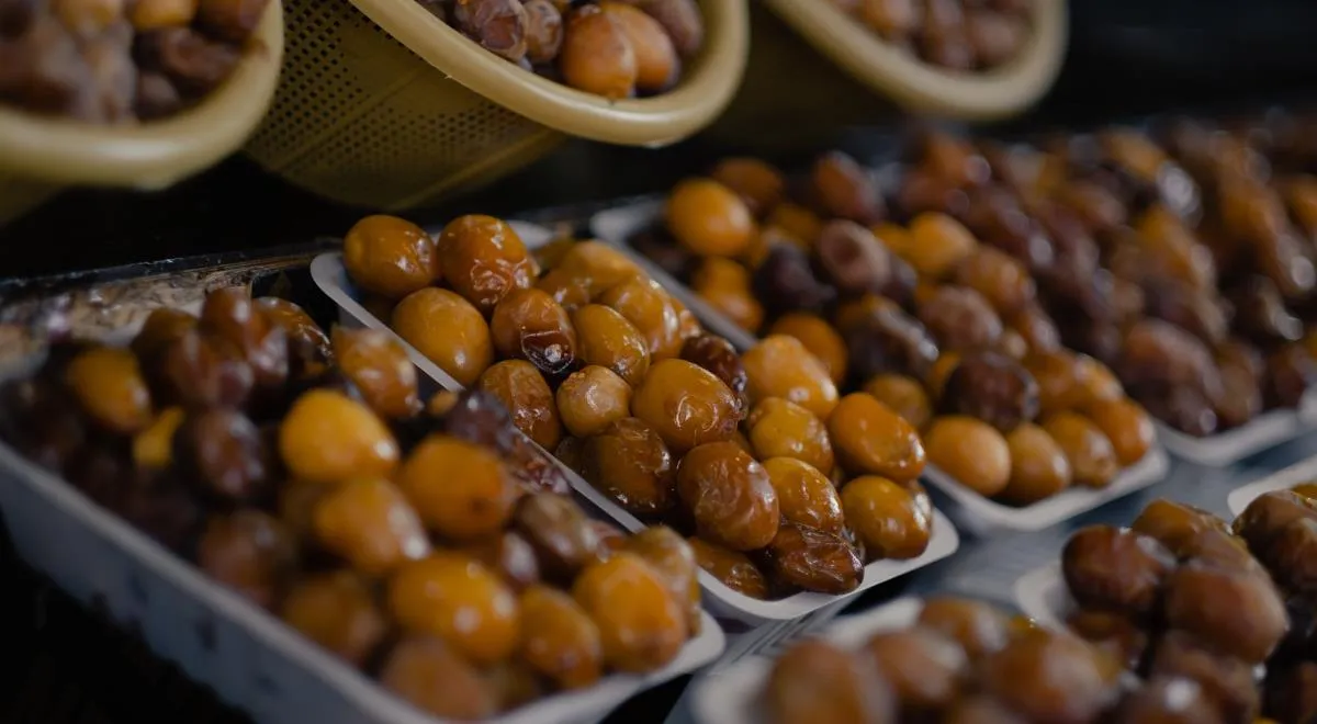 Почему финики в рамадан. Финики и вода. Ифтар финики. Финики натуральные deglet nour. Фиников для рамазан.