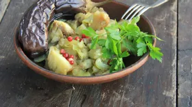 Теплый салат из баклажан