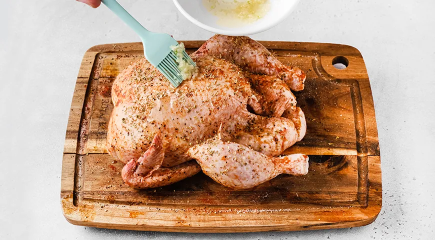 Курица, запеченная целиком в мультиварке