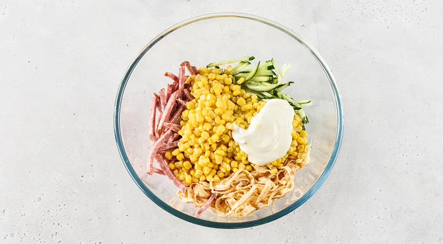 Блинный салат с кукурузой, колбасой и огурцами