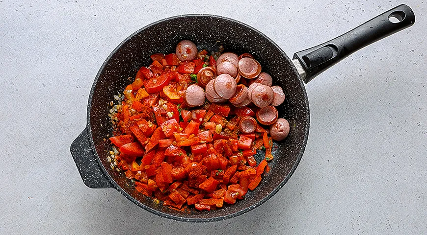 Шакшука с сардельками