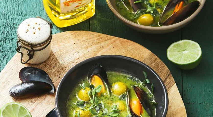 Зеленый суп из шпината, с мидиями в вермуте и оливками.