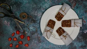 Батончики-мюсли с орехами, клубникой и какао