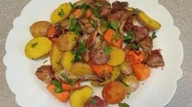 Утиная грудка, запеченная с картофелем, морковью и вешенками