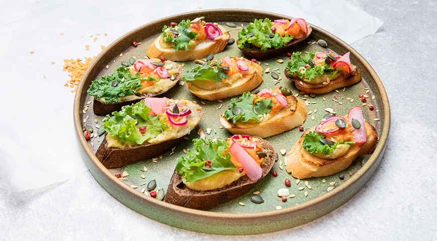 Кростини с чечевичным паштетом