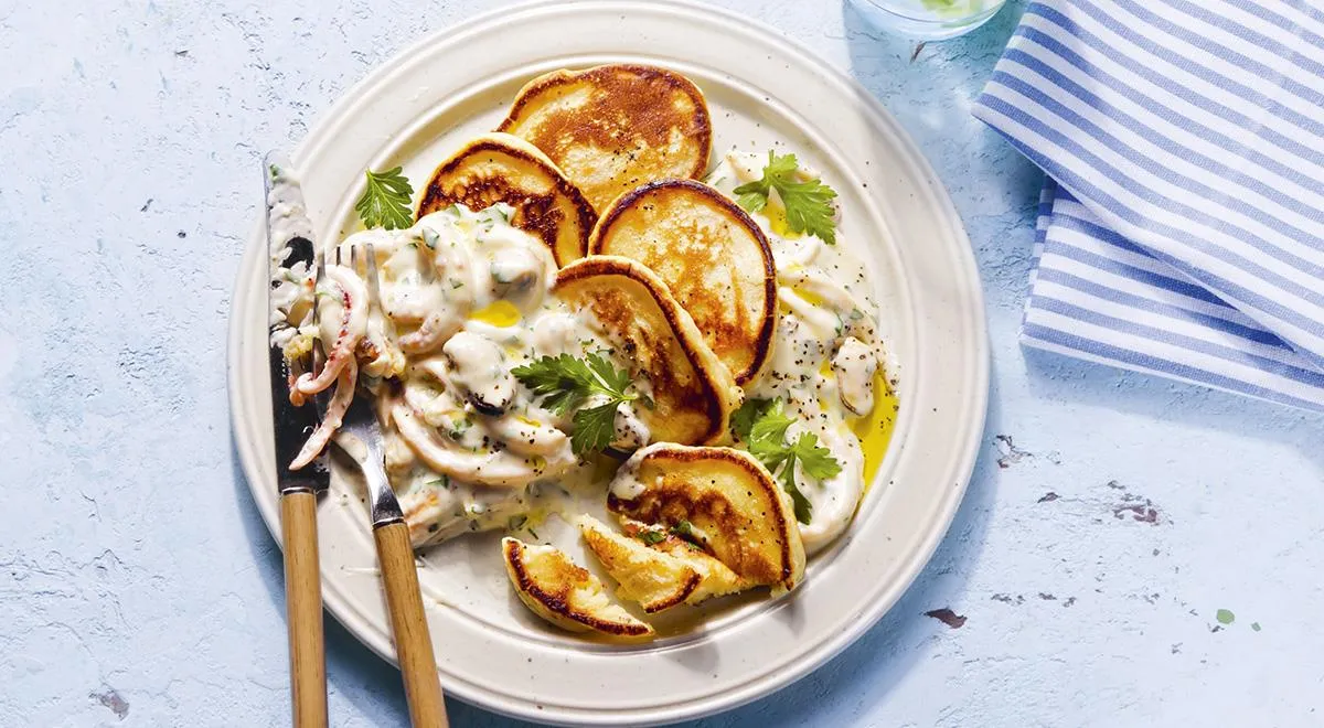 Оладьи с морепродуктами в сливочном соусе, рецепт с мидиями