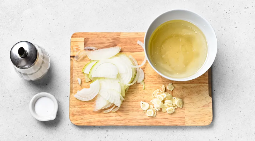 Маринованная скумбрия в масле с луком