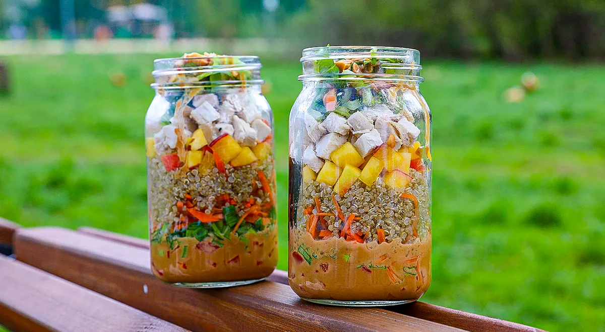 Салат из курицы и киноа с арахисовой заправкой