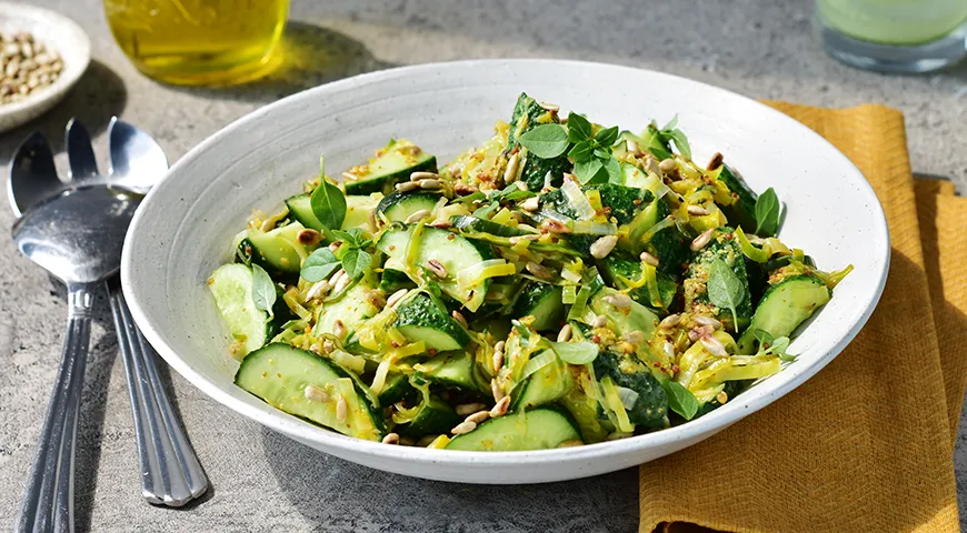 Салат из огурцов с молодым луком-пореем