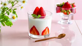 Творожное желе с клубникой