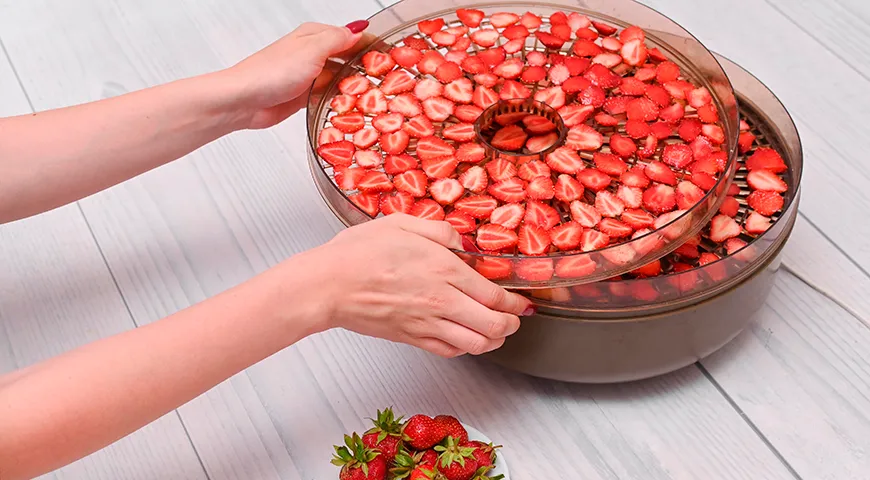 Для сушки клубники лучше всего подходит дегидратор — он сушит быстро, качественно и без хлопот