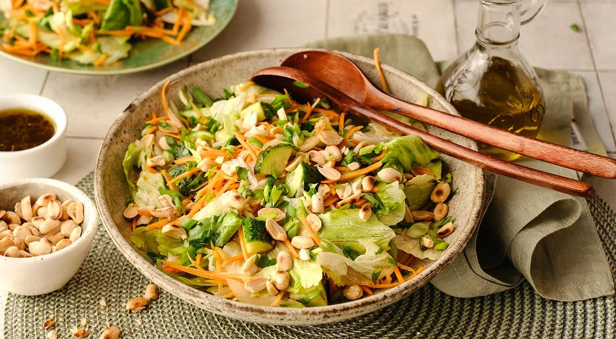 Салат  с соусом соевым