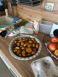 Шоколадный пирог с персиками