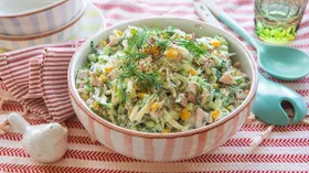 Салат с копченой курицей, сыром и кукурузой