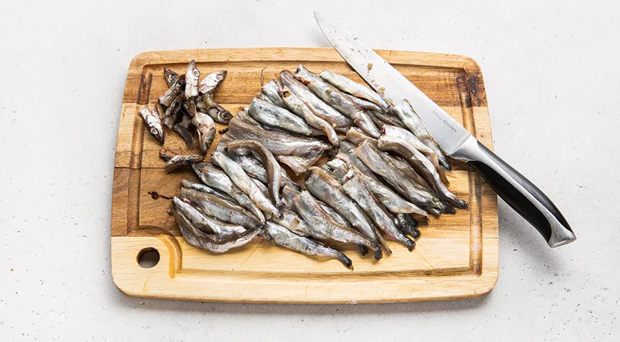 Тушеная мойва с луком