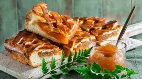 Пирог из дрожжевого теста с повидлом в духовке