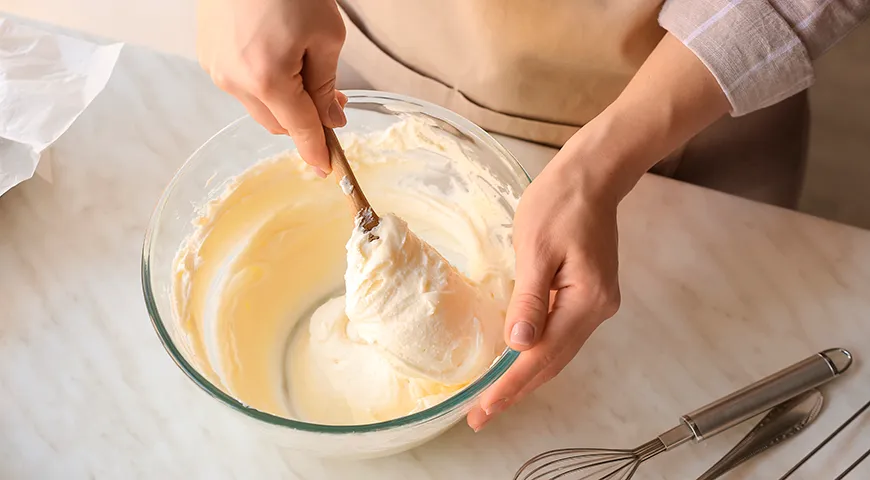 Крем-чиз на сливочном масле получается более плотным, чем на сливках, и отдает в желтизну