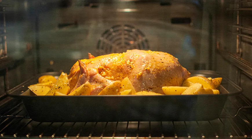 Запекать курицу с картошкой в духовке рекомендуется при температуре 190-220°C около 30–60 минут