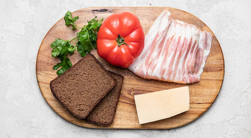 Бутерброды с беконом и сыром на мангале