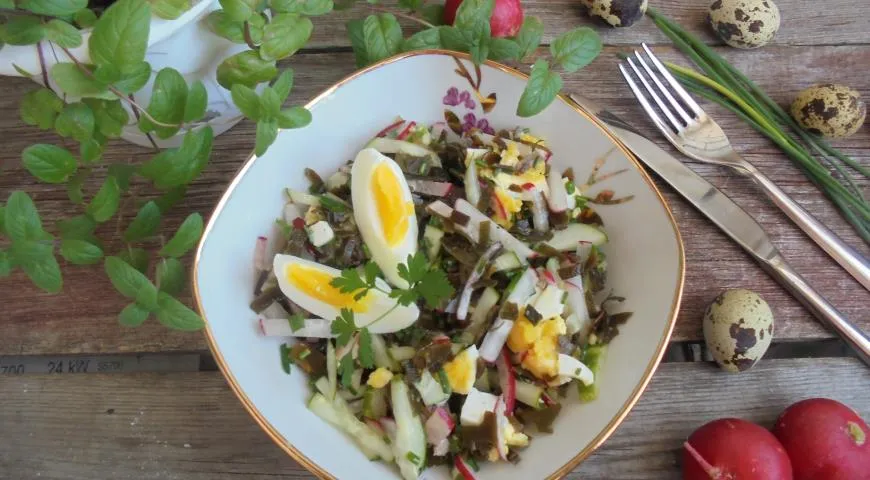 Салат с морской капустой, овощами и яйцом
