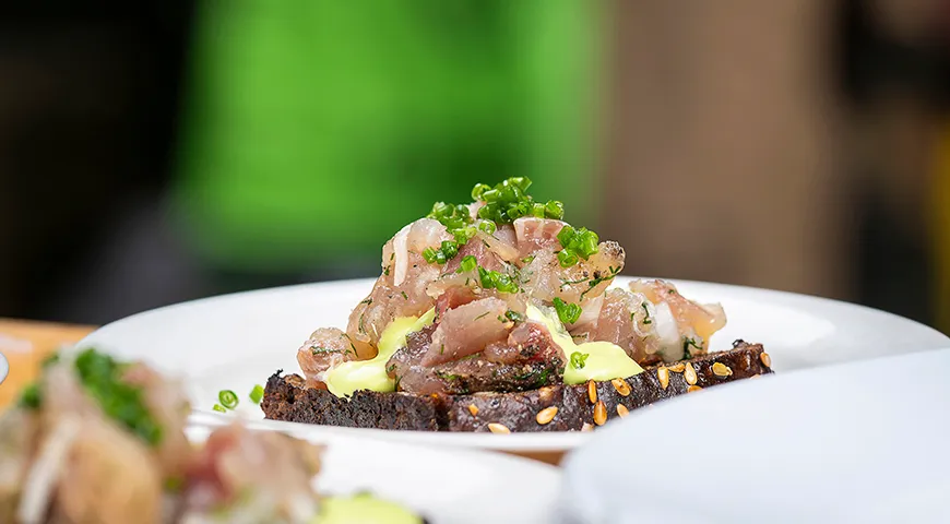 Рыбный татар из язя на поджаренном черном хлебе