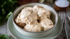 Тефтели в сметанном соусе в мультиварке