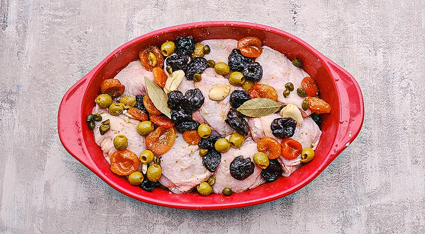 Курица с сухофруктами и оливками