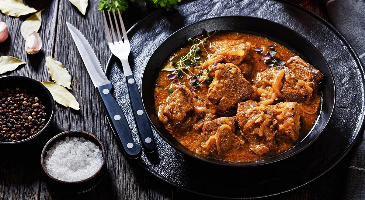 Тушенная говядина с луком в мультиварке